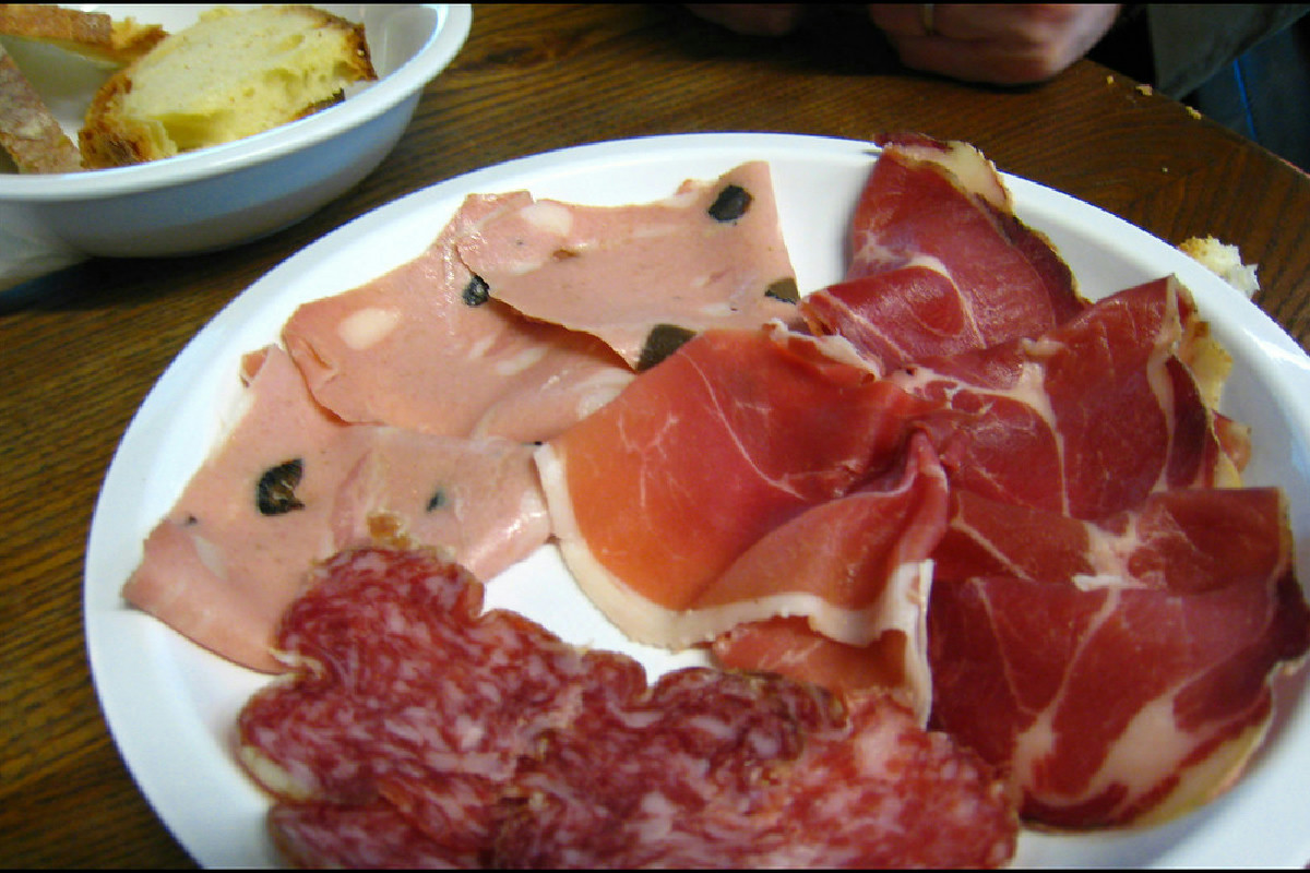 Casatiello napoletano, il profumo delle feste: come nasce la torta salata che unisce la tavola