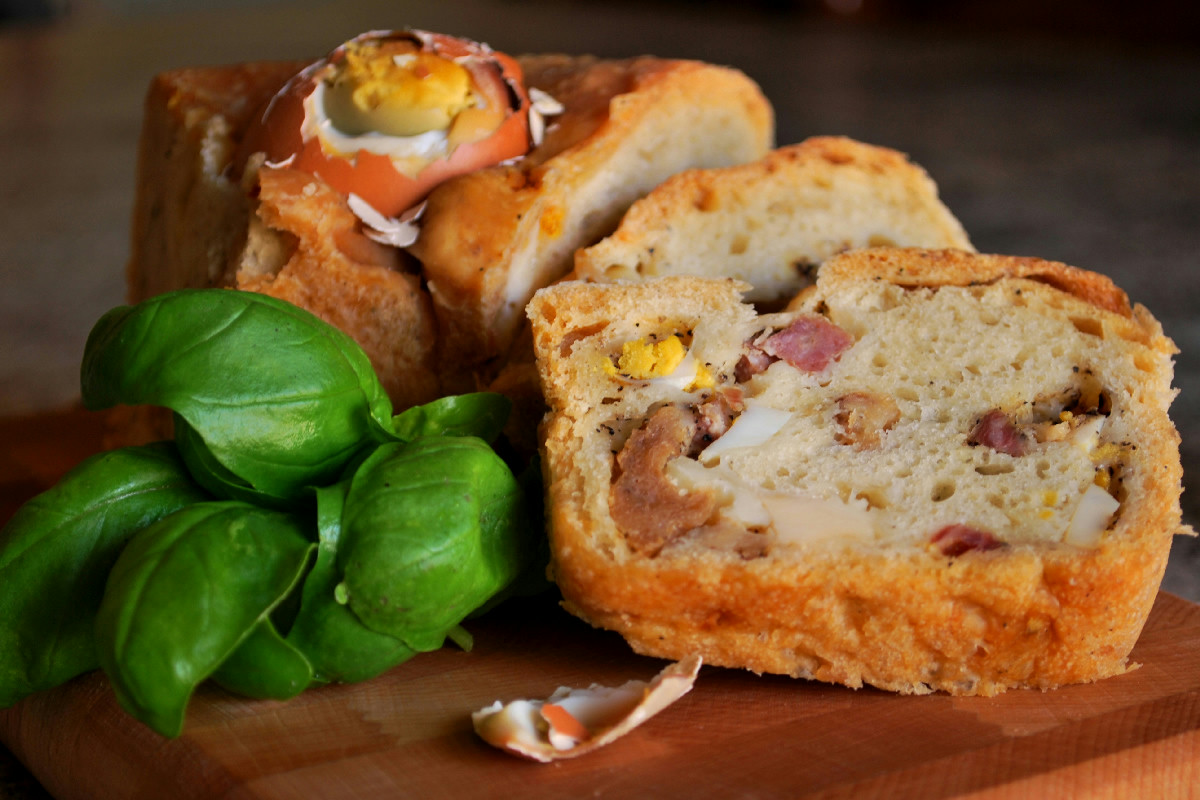 Casatiello napoletano, il profumo delle feste: come nasce la torta salata che unisce la tavola