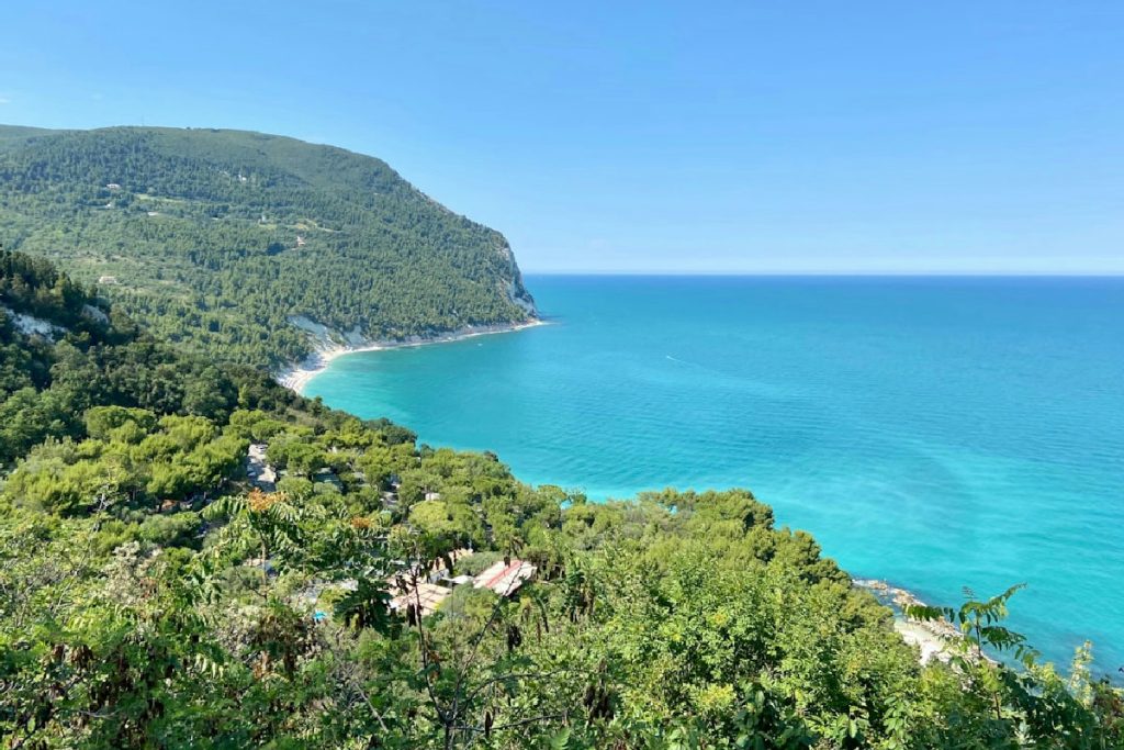 Nelle Marche tra scogli e vigneti: dove nascono i piatti piĂą autentici della tradizione locale